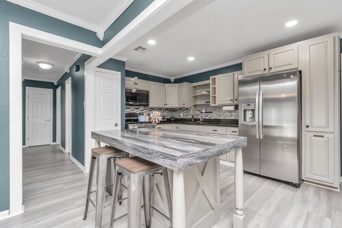 SLEEPS 16 | BEACH | MOODY GARDENS | SCHLITTERBAHN