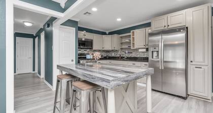 SLEEPS 16 | BEACH | MOODY GARDENS | SCHLITTERBAHN