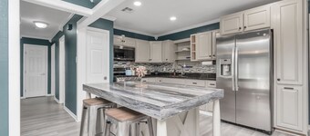 SLEEPS 16 | BEACH | MOODY GARDENS | SCHLITTERBAHN