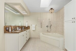 Combined shower/tub, jetted tub, hair dryer, towels