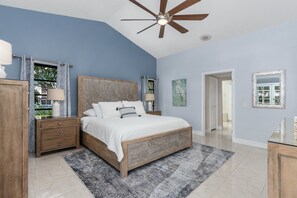 3 間睡房、書桌、熨斗/熨衫板、可攜式嬰兒床