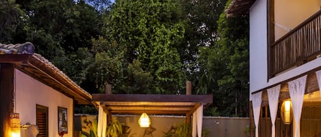 Außenpool, Sonnenschirme, Liegestühle