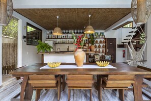 Bar au bord de la piscine