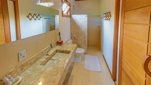 Shower, rainfall showerhead, hair dryer, towels - Cottage Bahia (Porto Seguro)