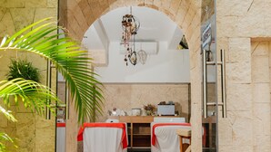 Sala de spa com duas camas, uma mesa de massagem e um balcão de recepção.