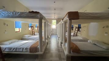 Dormitorio compartido económico | Ropa de cama de alta calidad, edredón y camas con pillow-top