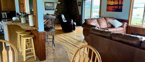 Smart TV, chimenea, reproductor de DVD y libros