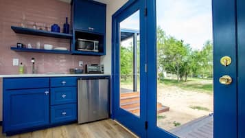 Een koelkast, een magnetron, een koffiezetapparaat/waterkoker