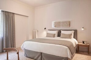 2 slaapkamers, een bureau, een strijkplank/strijkijzer, reisbedje