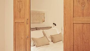 2 chambres, bureau, chambres insonorisées, fer et planche à repasser