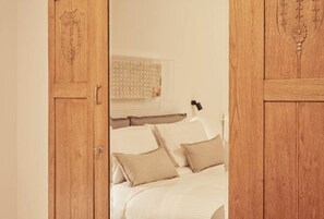 2 soverom, skrivebord, strykejern/-brett og reiseseng for barn