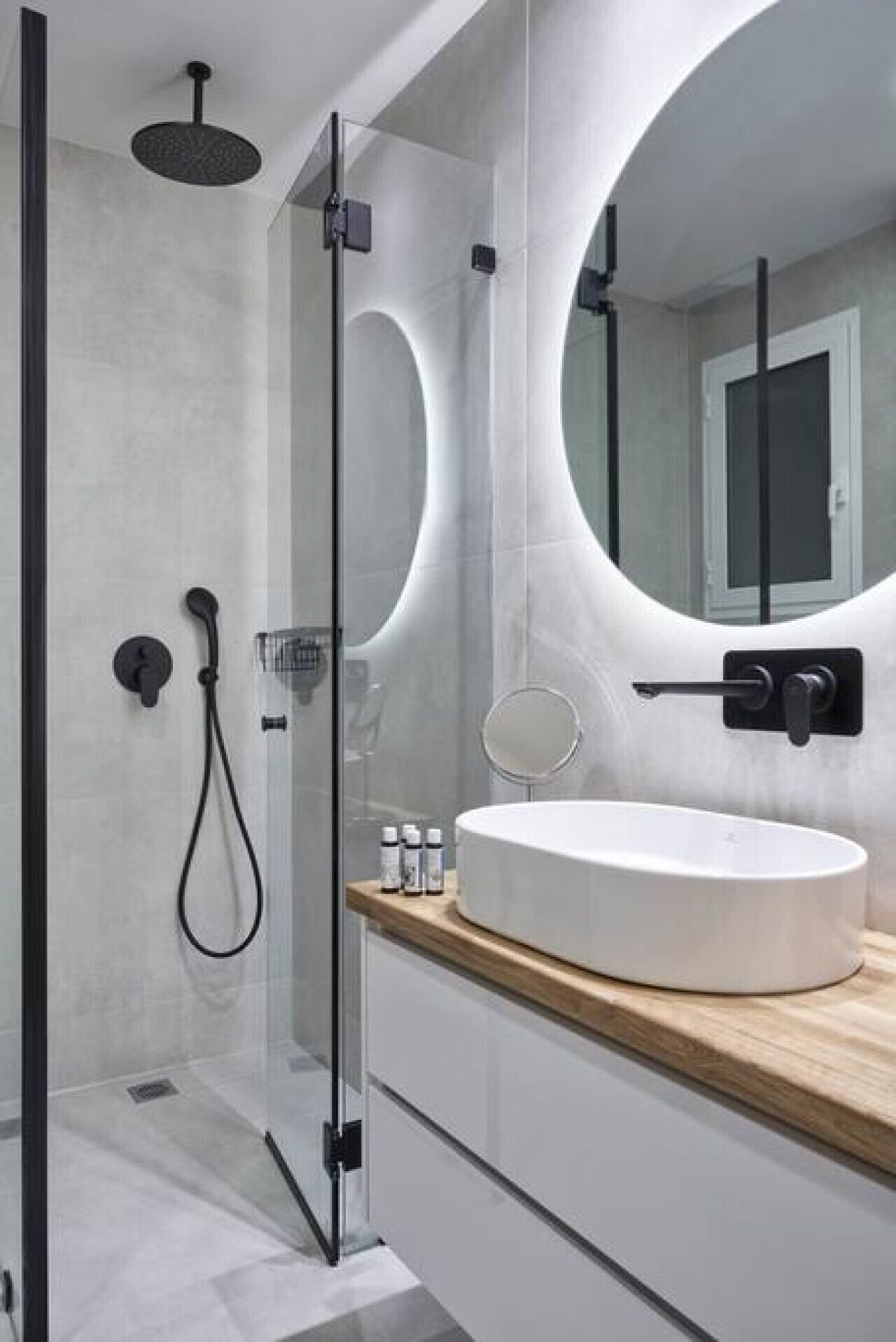 Articles de toilette gratuits, sèche-cheveux, peignoirs, chaussons