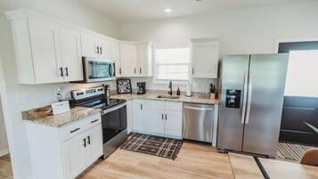 Refrigerador, microondas, horno, placa de cocina