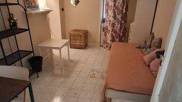 Desk, iron/ironing board, WiFi, bed sheets