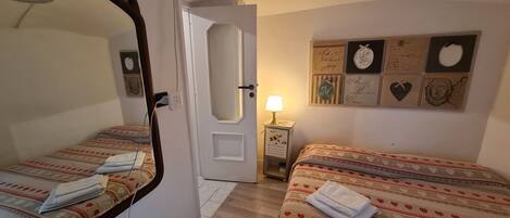 Skrivebord, strykejern/-brett, wi-fi og sengetøy