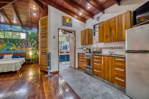 Kjøleskap, ovn, kokeplater og kaffetrakter/tekoker