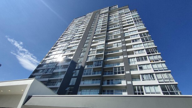 A high-rise building with multiple floors, large windows, and a modern architectural design. - Great 3 BD Apt in the BEST location in San José, Rohrmoser (San José)