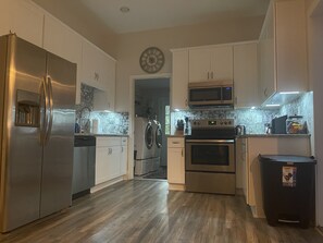 Fridge, microwave, oven, stovetop - Cozy Modern Home Downtown ATL- Near Benz Stadium (Atlanta)