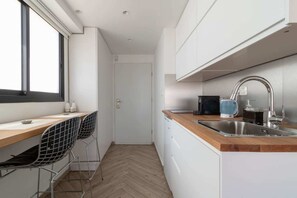 Kühlschrank, Mikrowelle, Herdplatte, Wasserkocher mit Kaffee-/Teezubehör