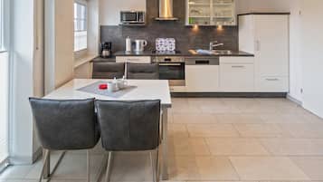 Kühlschrank, Mikrowelle, Ofen, Geschirrspüler