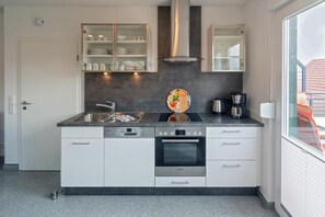 Geladeira, micro-ondas, fogão, lava-louças