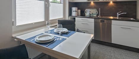 KĂŒhlschrank, Mikrowelle, GeschirrspĂŒler