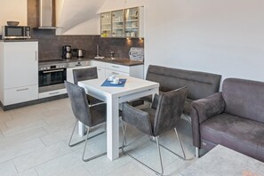 Kühlschrank, Mikrowelle, Ofen, Geschirrspüler