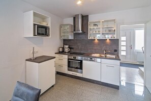 Kühlschrank, Mikrowelle, Ofen, Geschirrspüler