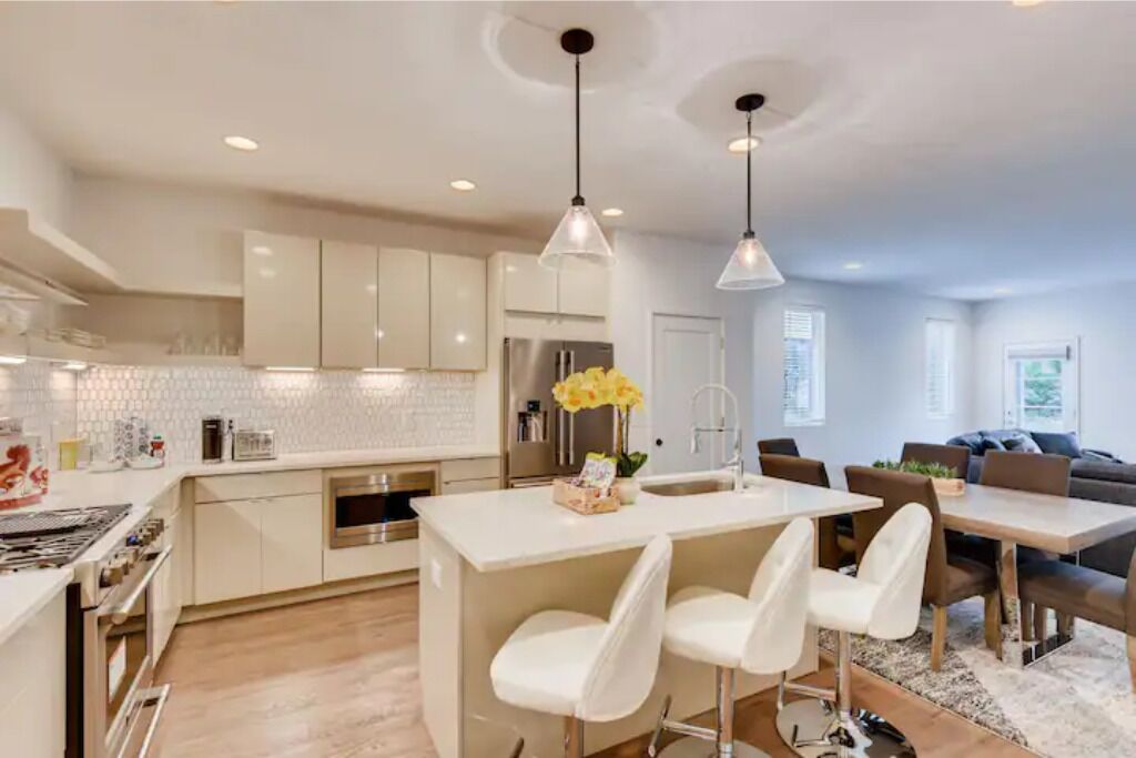 Heart of Downtown - Free Parking - New Home