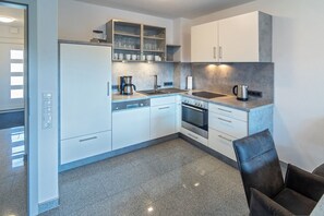 Kühlschrank, Mikrowelle, Ofen, Geschirrspüler