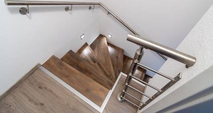 Erleben Sie einen unvergesslichen Urlaub an der Nordsee im geräumigen Ferienhaus Domingo in Bensersiel! Dieses großzügige Haus Nordseeoase bietet auf rund 120 m² Wohnfläche den idealen Rückzugsort für bis zu 10 Personen plus Kleinkind. Mit ...