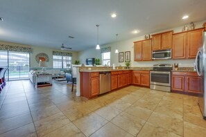 Hus, flere senger (Luxury & Fun at Champions Gate) | Eget kjøkken | Vannkoker, brødrister og spisebord