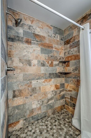 Combined shower/bathtub, towels
