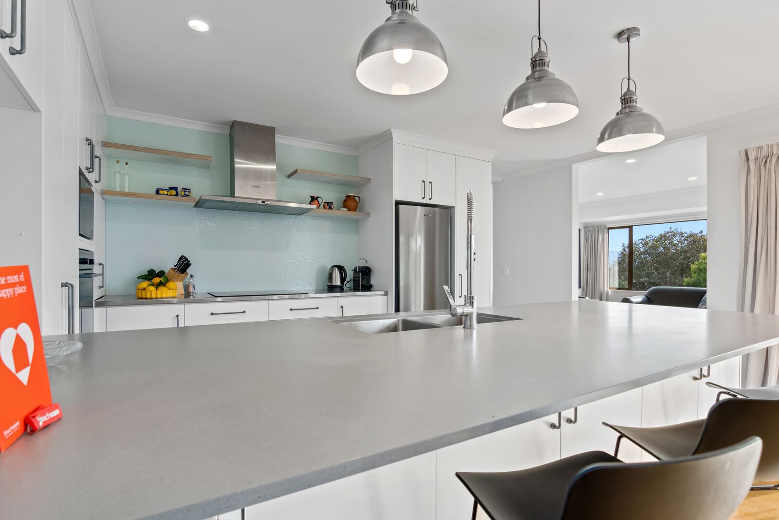 Refrigerador, microondas, lavavajillas y cafetera y tetera 