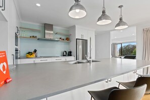 Réfrigérateur, micro-ondes, lave-vaisselle, cafetière/bouilloire