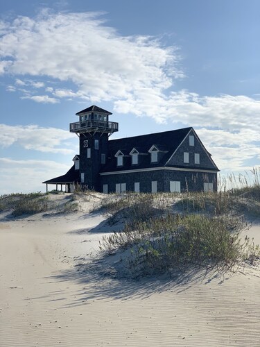 Beachfront 5-bedroom family-friendly vacation home with hot tub! Sleeps 12