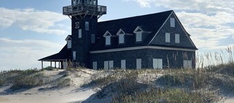 Beachfront 5-bedroom family-friendly vacation home with hot tub! Sleeps 12