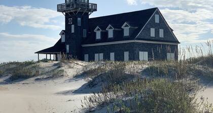 Beachfront 5-bedroom family-friendly vacation home with hot tub! Sleeps 12