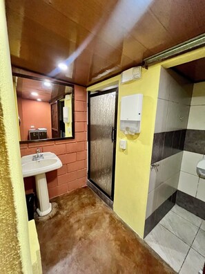 Douche, serviettes fournies, savon, papier toilette