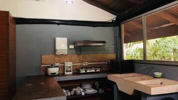 Micro-ondes, plaque de cuisson, cafetière/bouilloire