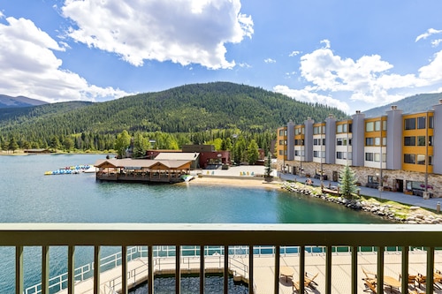 Huge Updated Condo on Lake, Pool & Hot Tub Access, Stunning Keystone Lake Views