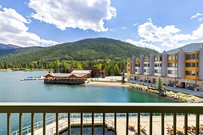 Huge Updated Condo on Lake, Pool & Hot Tub Access, Stunning Keystone Lake Views