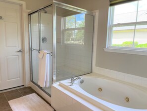 Combined shower/bathtub, hair dryer, towels, soap - Spacious Back Bay Villa in Award-Winning Beach Community (Ocean View)
