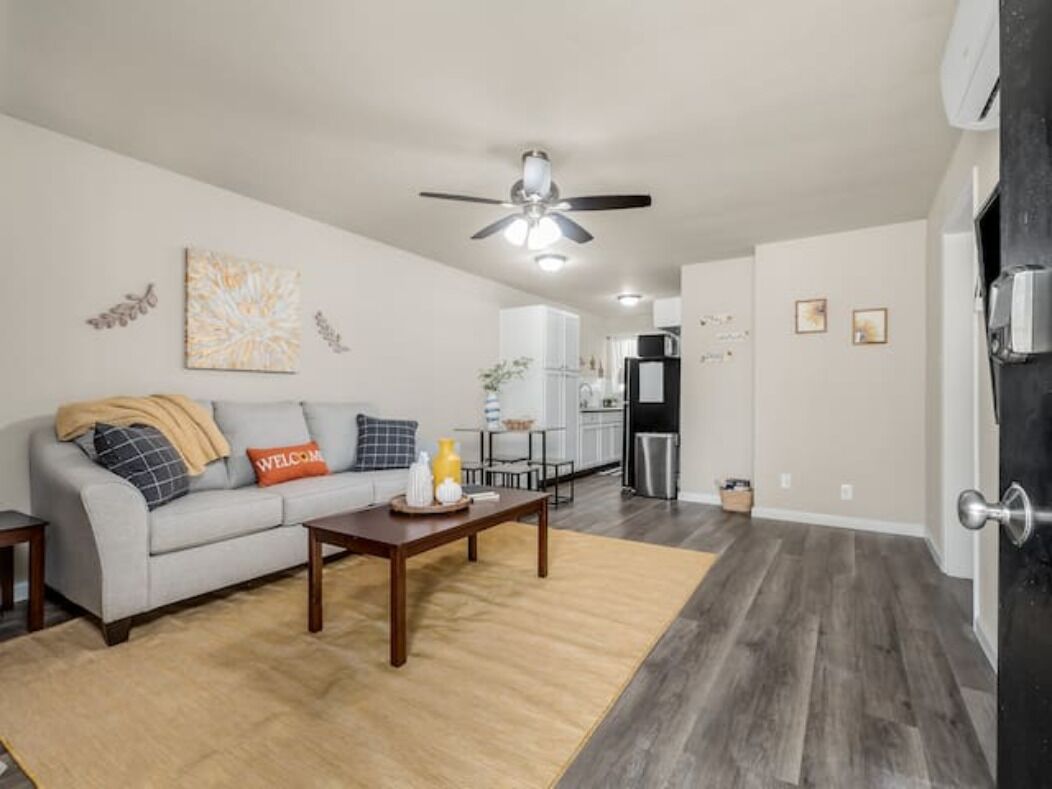 Fresno Apt| 1/1 | Parking|Next to Gazebo Gardens!