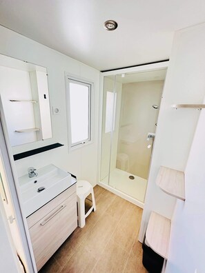 Een douche, gratis toiletartikelen, een haardroger, handdoeken
