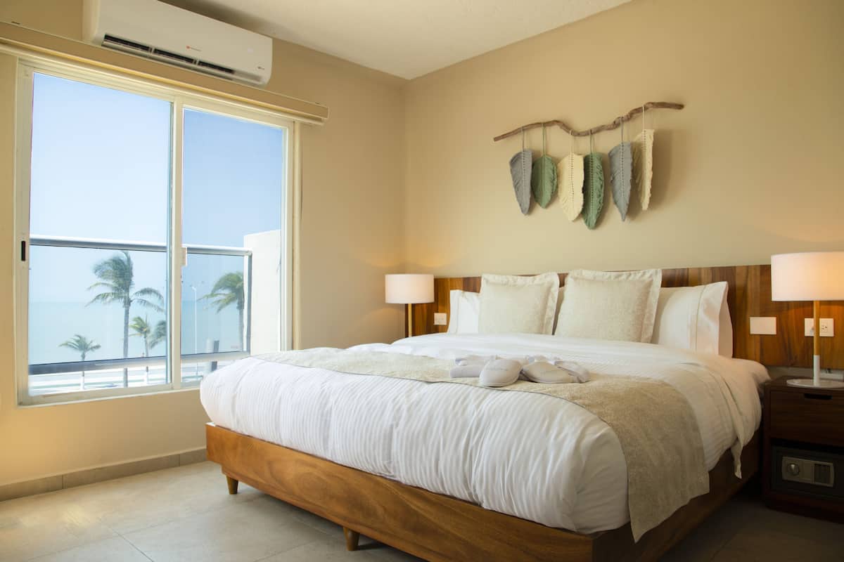 Superior kamer, 1 kingsize bed | Uitzicht op strand/zee