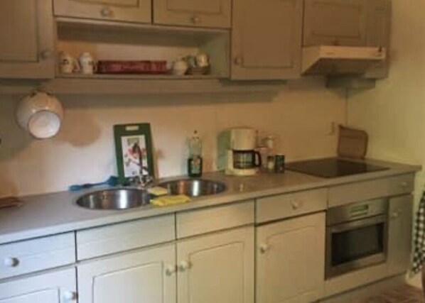 Fridge, microwave, oven, coffee/tea maker