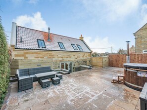 Outdoor dining - 3 bedroom accommodation in Scaling Dam, near Whitby (Scaling Dam, near Whitby)