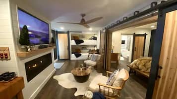 1 Schlafzimmer, Schreibtisch, BĂŒgeleisen/BĂŒgelbrett, Reisekinderbett