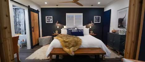 1 habitación, escritorio, tabla de planchar con plancha y cuna de viaje